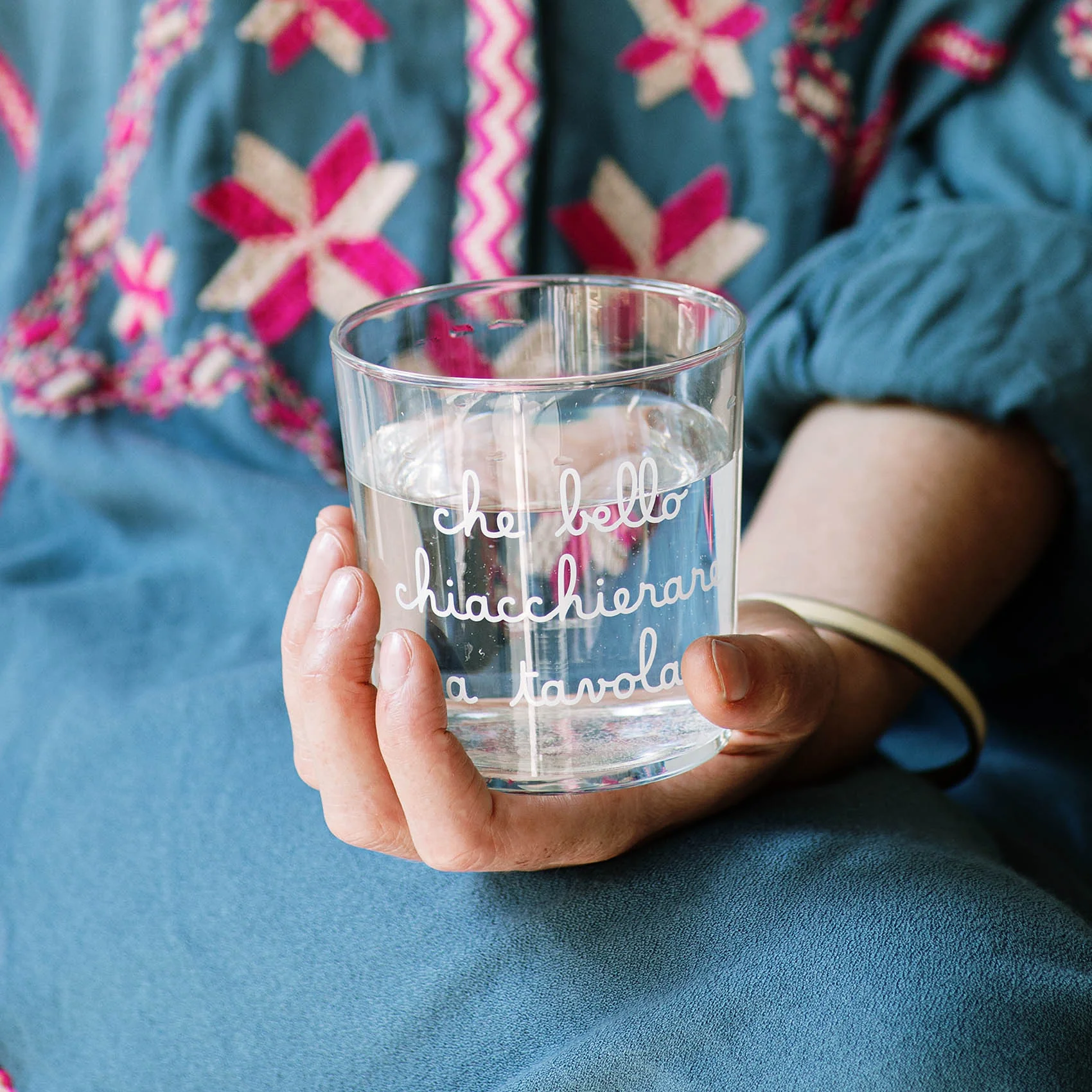 bicchiere_acqua_decoro_che_bello_chiacchierare_a_tavola_AM_10011836_1700x1700